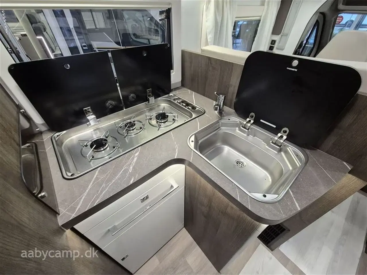 Billede 12 - 2024 - Benimar Tessoro T463 Special Edition   Nk. pakke. Automatgear. solceller. markise. to stk. 95Ah Batterier. smart tv med soundbar. lyse lædersæder.  KUN 16000 KM!!!