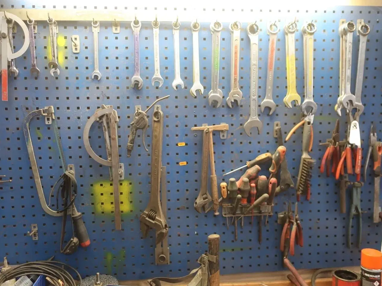 Billede 7 - Arbejdsbord med værktøjstavle samt div. Værktøj