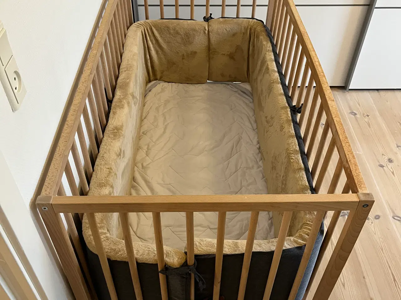 Billede 2 - Ikea tremmeseng med tilbehør 