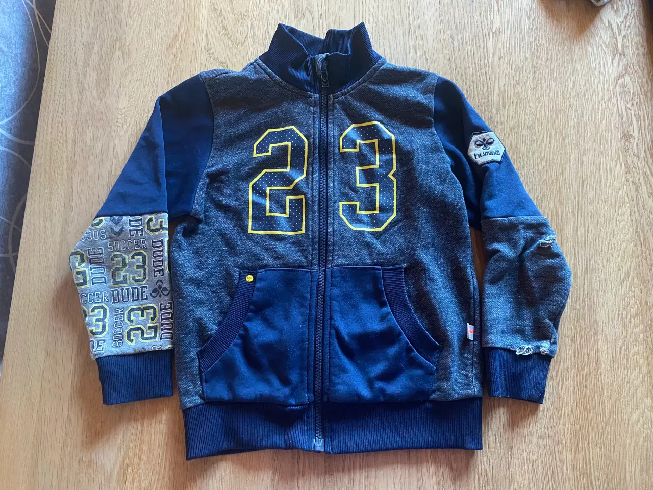 Billede 17 - Jakke Hummel, Tshirt Hummel 116, 