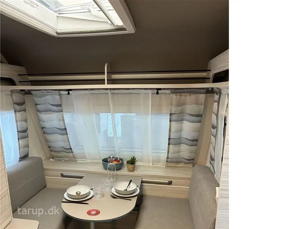 Billede 8 - 2026 - Dethleffs C'joy 460 LE   Enkeltsenge med udtræk til dobbeltseng, endesiddegruppe, varmt vand, blæservarme, spildevandstank,  kompressorkøleskab