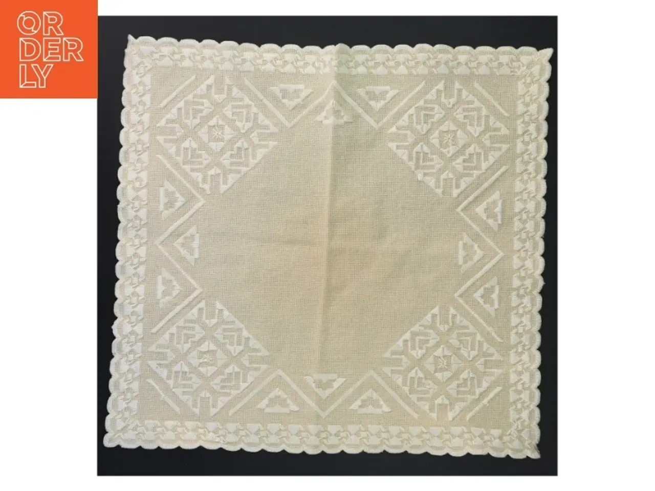 Billede 1 - Borddug med mønster (str. 34x32 cm)