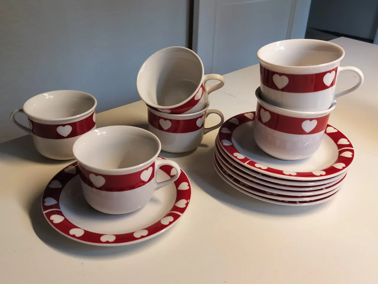 Billede 1 - 6 Julekopper og underkopper med hjerter på.