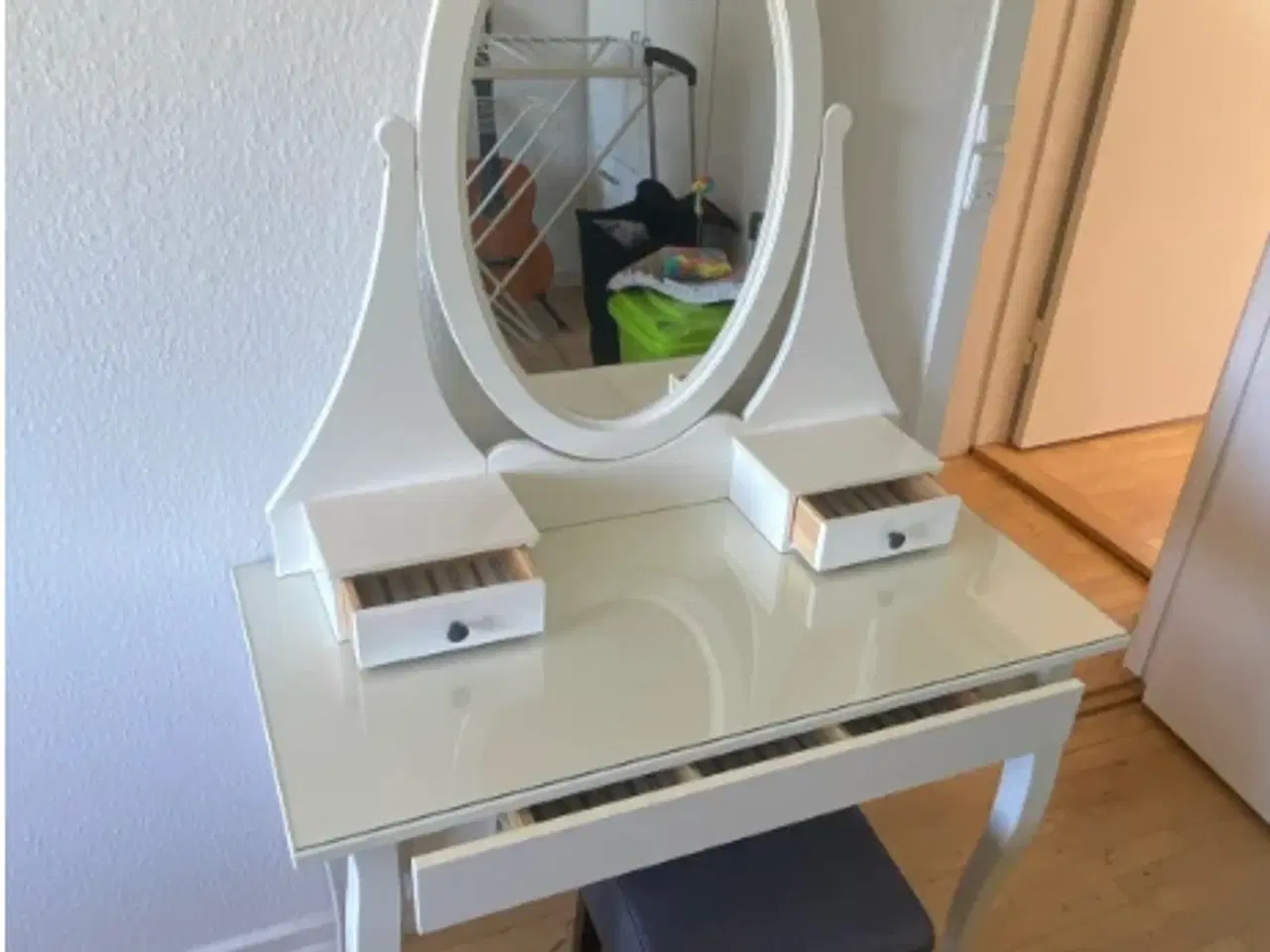 Billede 1 - HEMNES - Sminkebord med spejl og taburet