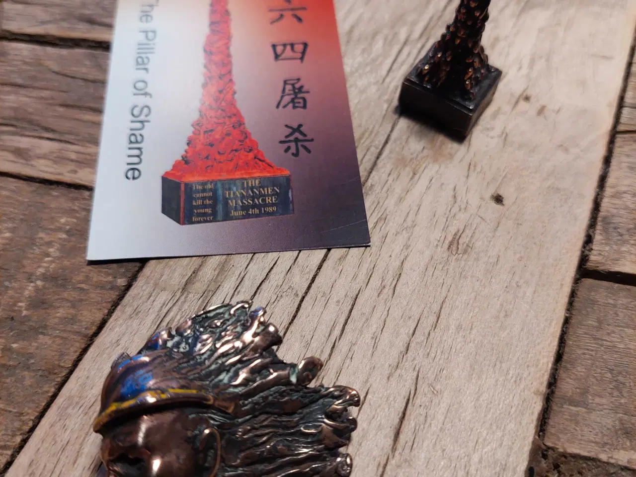 Billede 3 - Skamstøtte og Pins