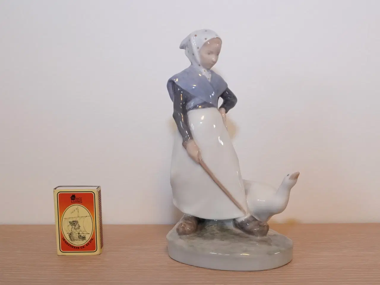Billede 2 - Gåsepige i 1. sortering fra Royal Copenhagen 1944