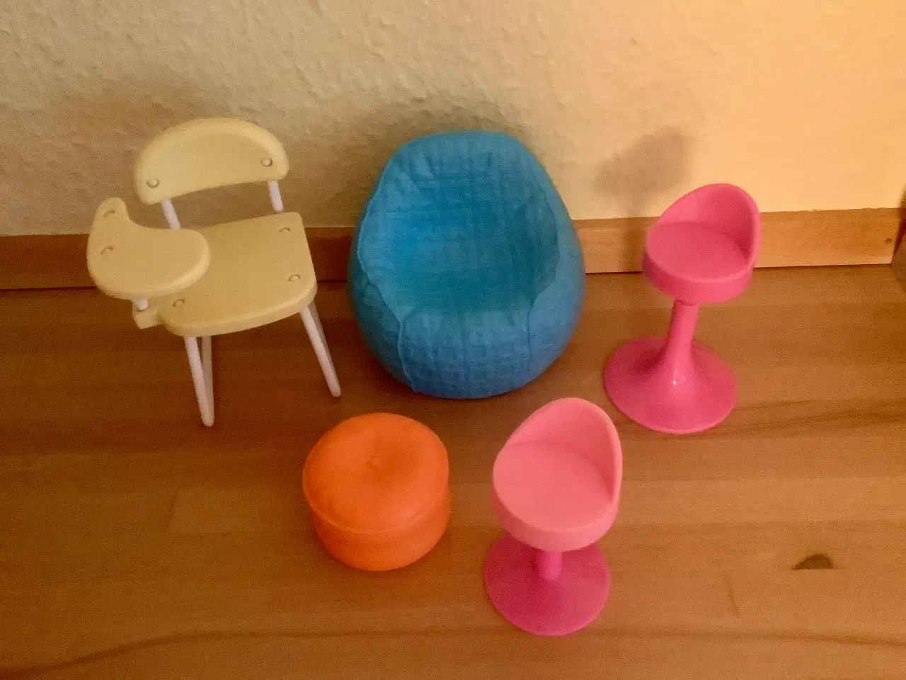 Billede 2 - Barbie stole - prisen er for alle samlet.