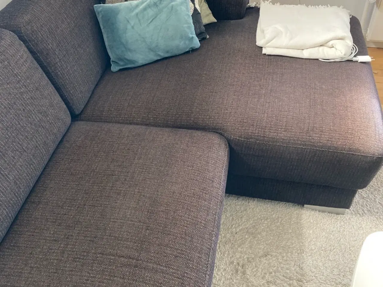 Billede 3 - Velholdt sofa i slidstærkt stof