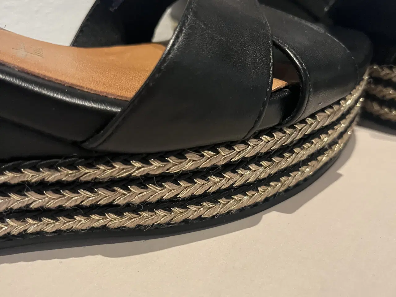 Billede 7 - Tamaris sandaler sort/guld