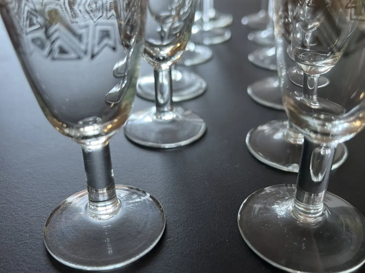 Billede 1 - Glas med guldkant og -mønster