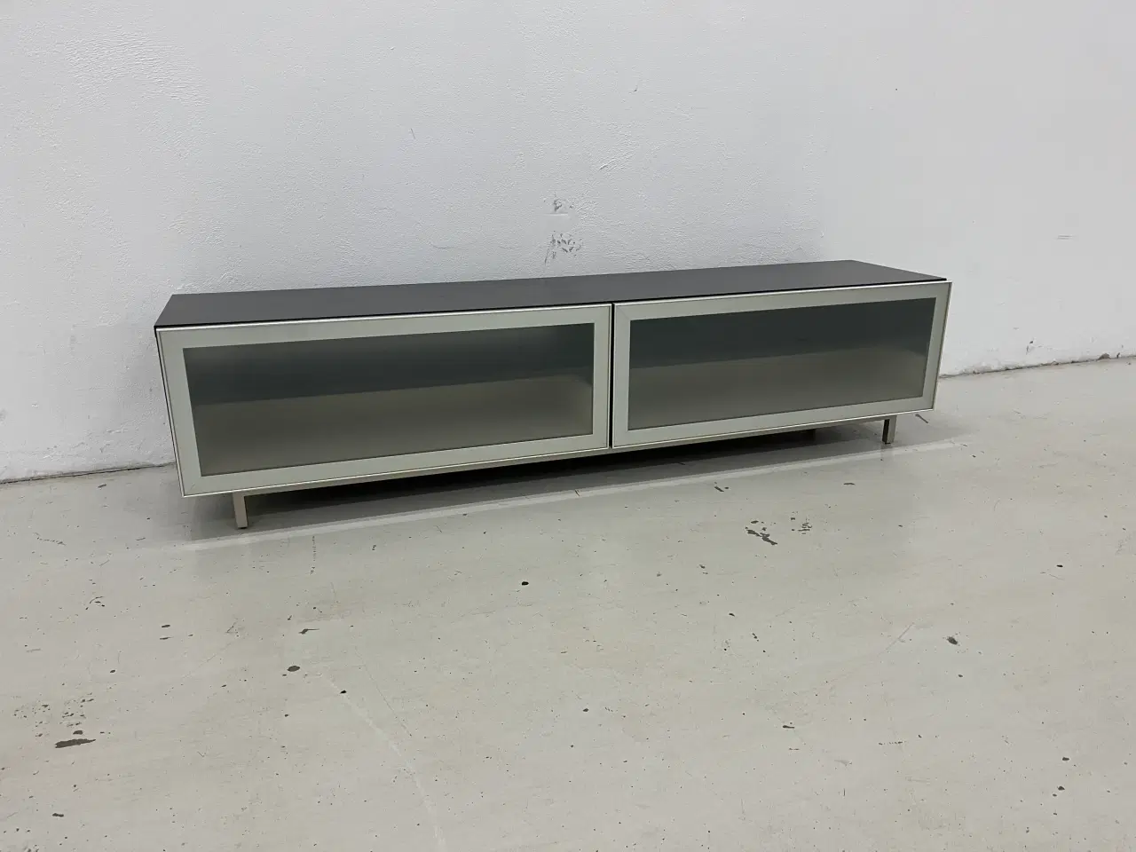 Billede 2 - Boconcept TV/media skænk i sort og med 2 skuffer.
