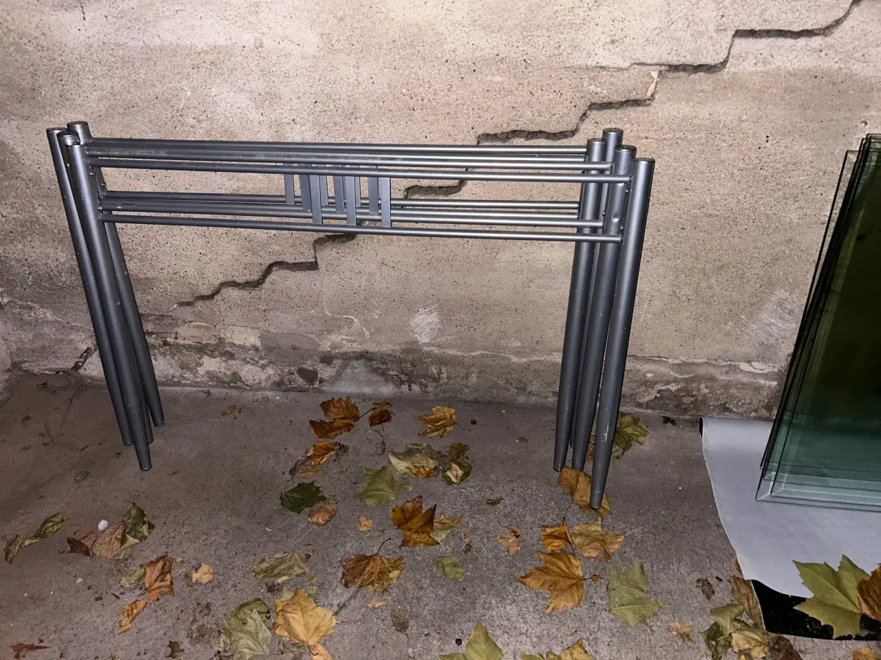 Billede 1 - Gratis : 6 stk. stålborde med glasplade