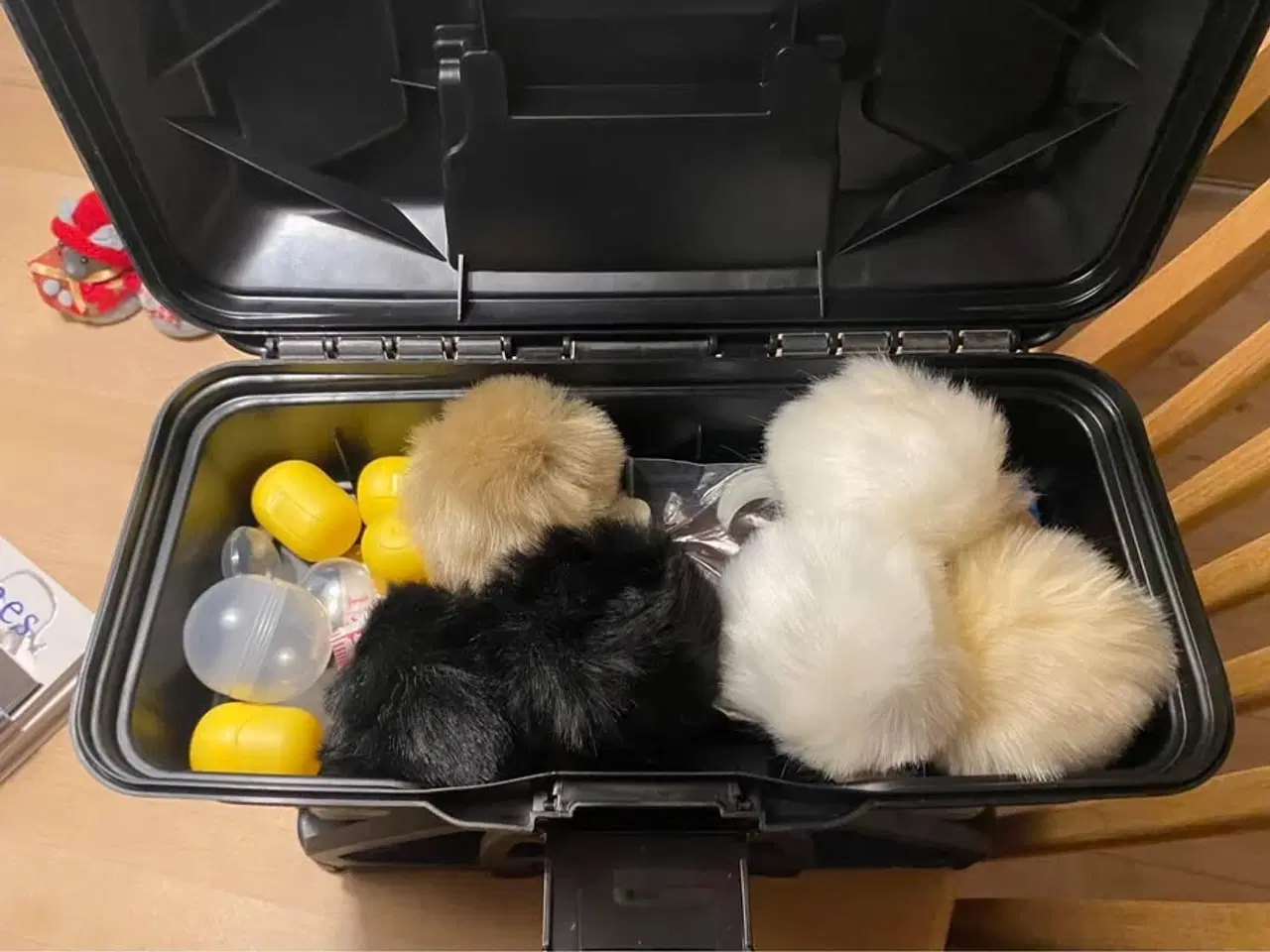 Billede 5 - Værktøjskasse fyldt med indhold til hækle og strik