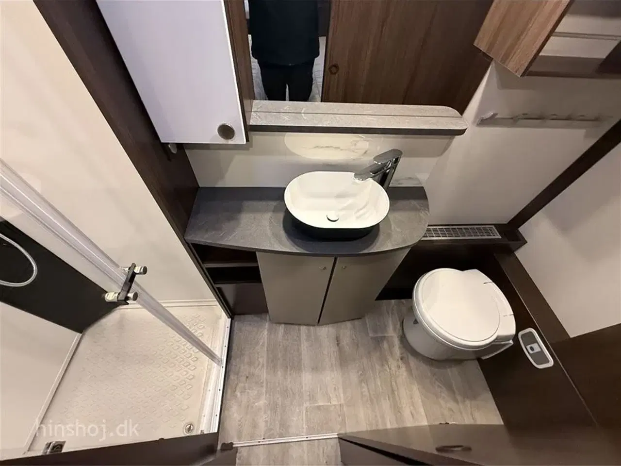 Billede 13 - 2026 - Polar Blueline 590 BS    Polar med enklesenge og stort toiletrum fra Hinshøj Caravan