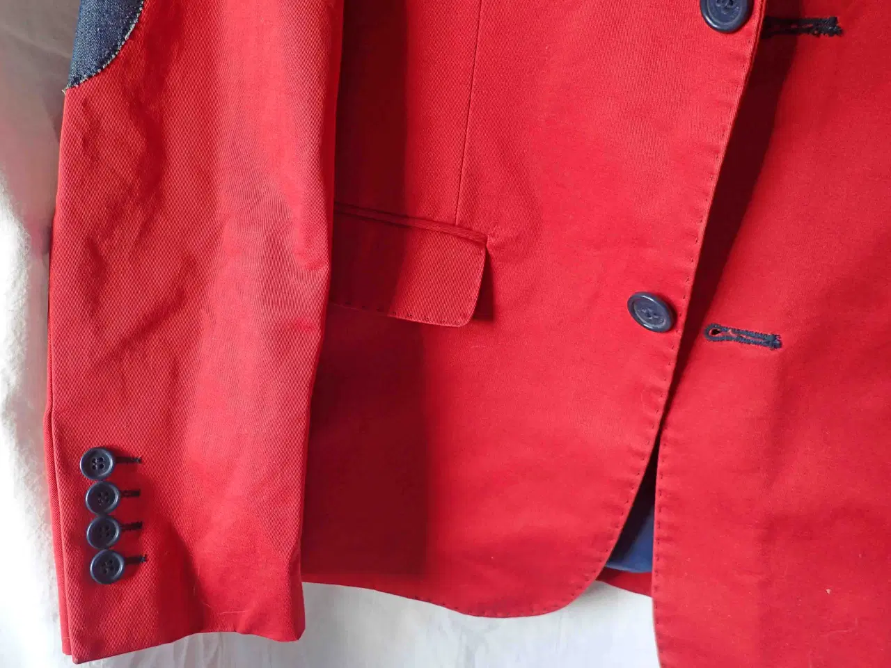 Billede 3 - Blazer jakke, Mono, Rød. Smarte detaljer