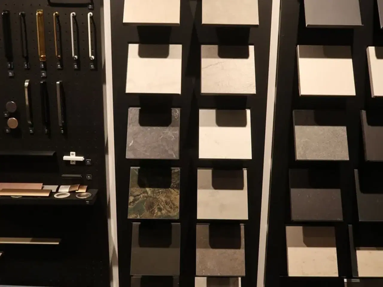 Billede 14 - Vægplader med parti Låger, bordpladeprøver, greb m.m.