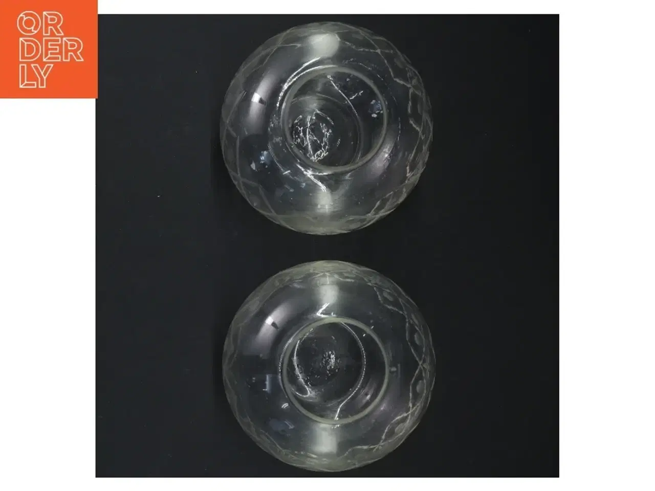 Billede 5 - To runde lysestager med glasdesign (str. Ø. 11 cm. 2 styk)