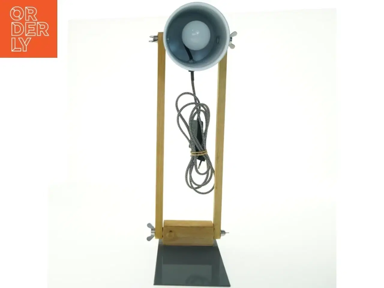 Billede 2 - Bordlampe med træ og metal design fra Søstrene Grene (str. H. 50 cm)