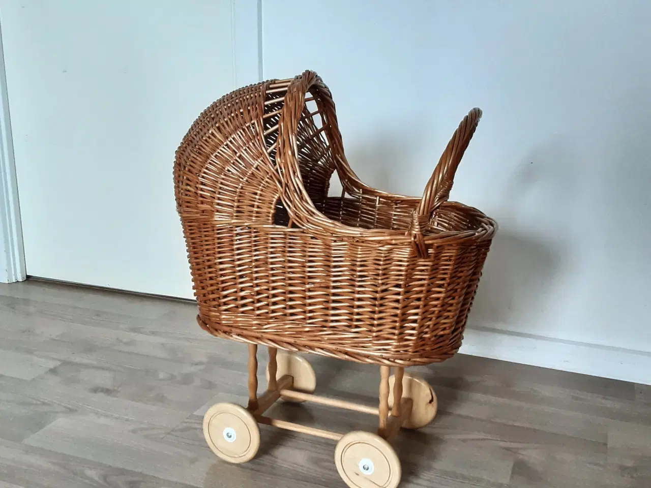 Billede 3 - Dukkevogn i fileflet