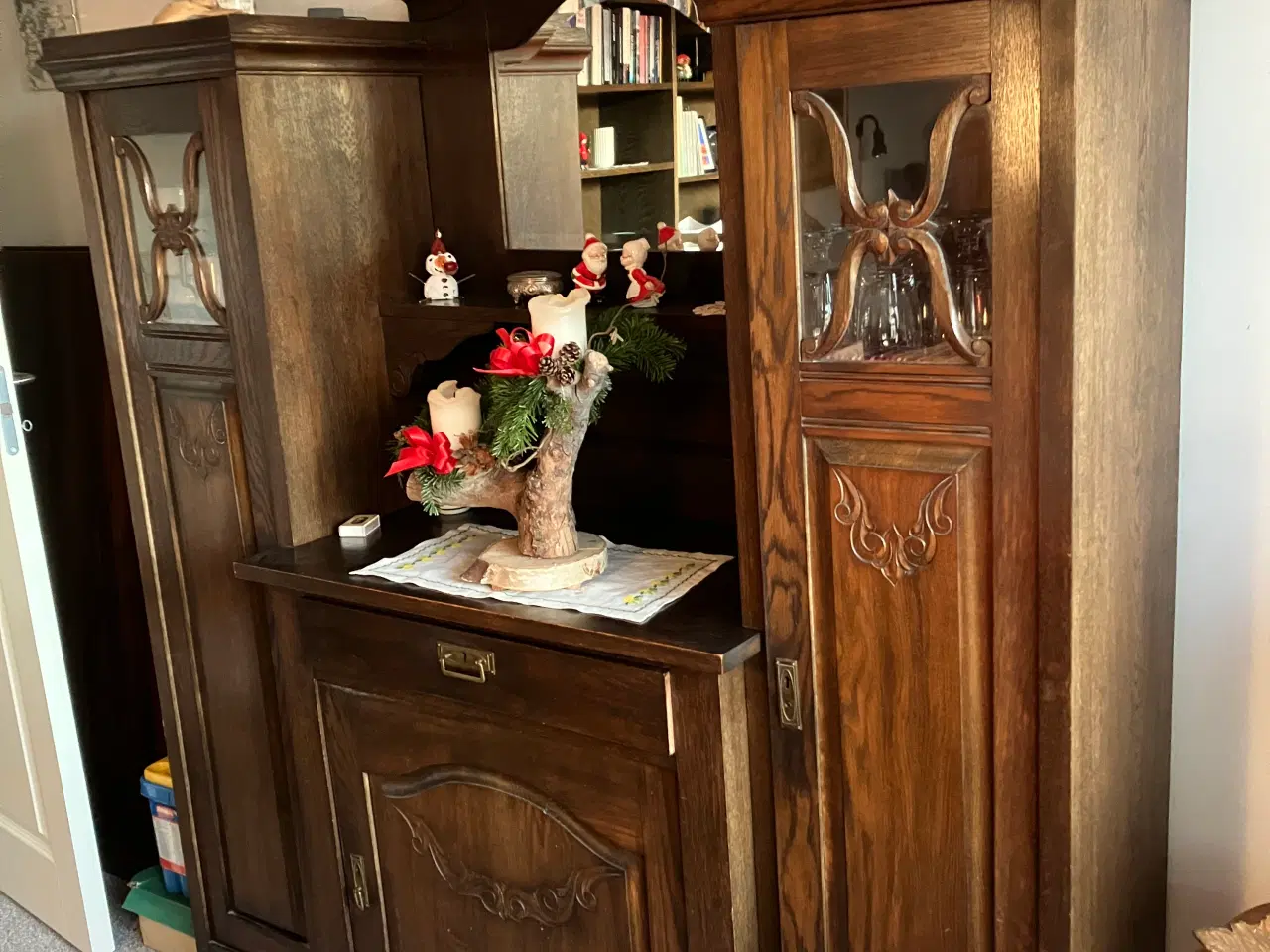 Billede 2 - Antikt buffet skab i mørk eg med facet slebet speg