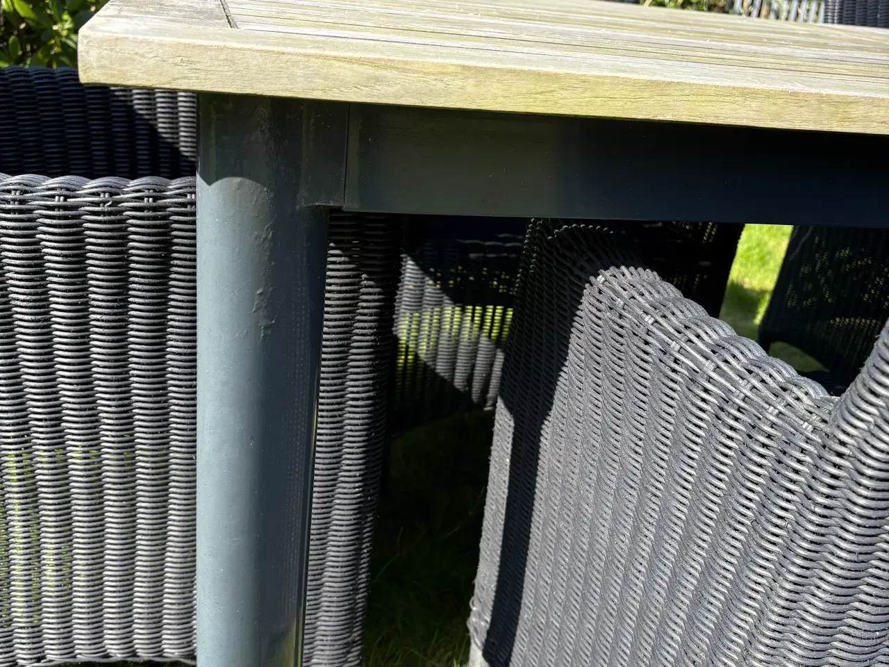 Billede 3 - Havebord i træ med stålben med 6 polyrattan-stole