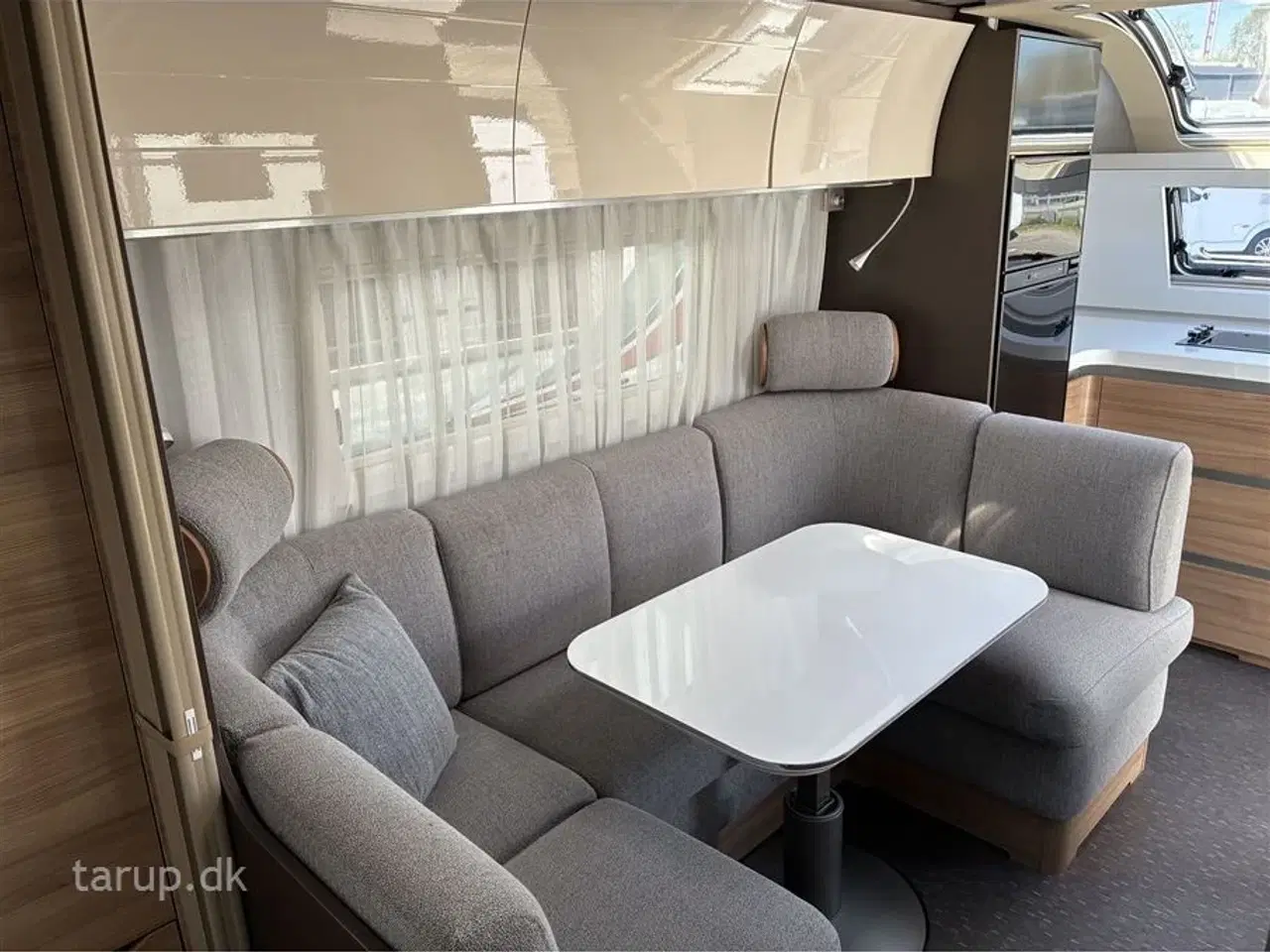 Billede 7 - 2017 - Adria Alpina 663 HT   Mover, ALDE Centralvarme, vandbåren gulvvarme, sidesiddegruppe, panoramavindue, frontkøkken, endebadeværelse, stabilisator, markise