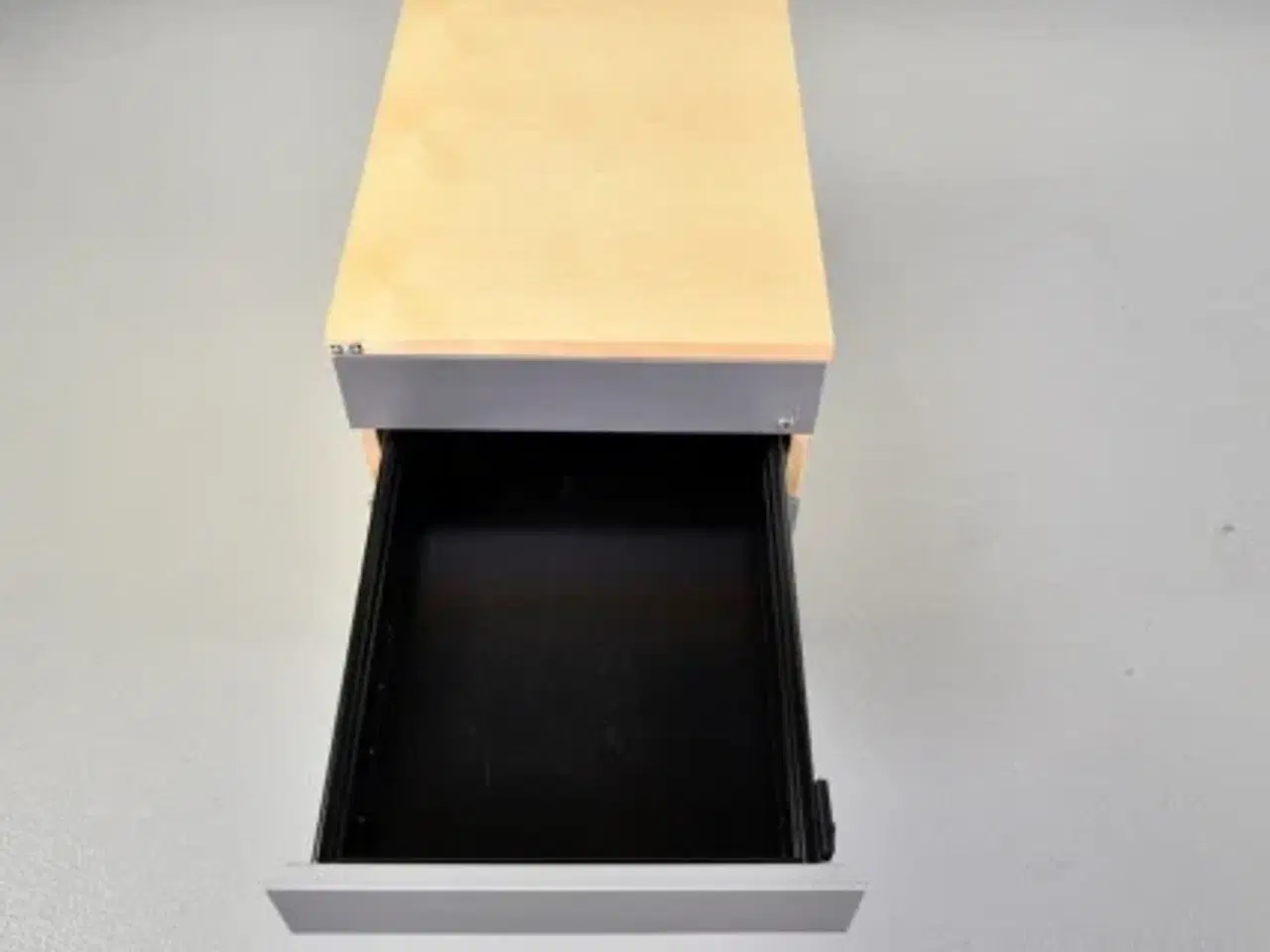 Billede 3 - Efg skuffekassette i ahorn med 3 grå skuffer og nøgler