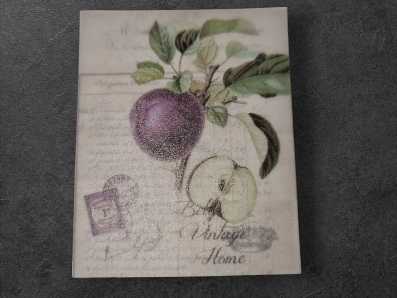 Billede 1 - Vintage papirark med æblemotiv og nostalgisk charm