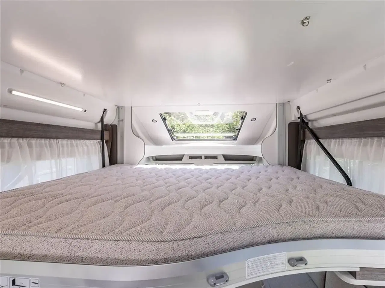 Billede 11 - 2026 - Benimar Tessoro 488   Rummelig camper med face-to-face siddegruppe