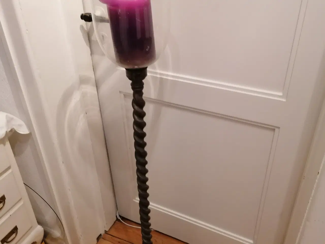 Billede 1 - Gulvstage, højde 122 cm - stor og gammel i messing
