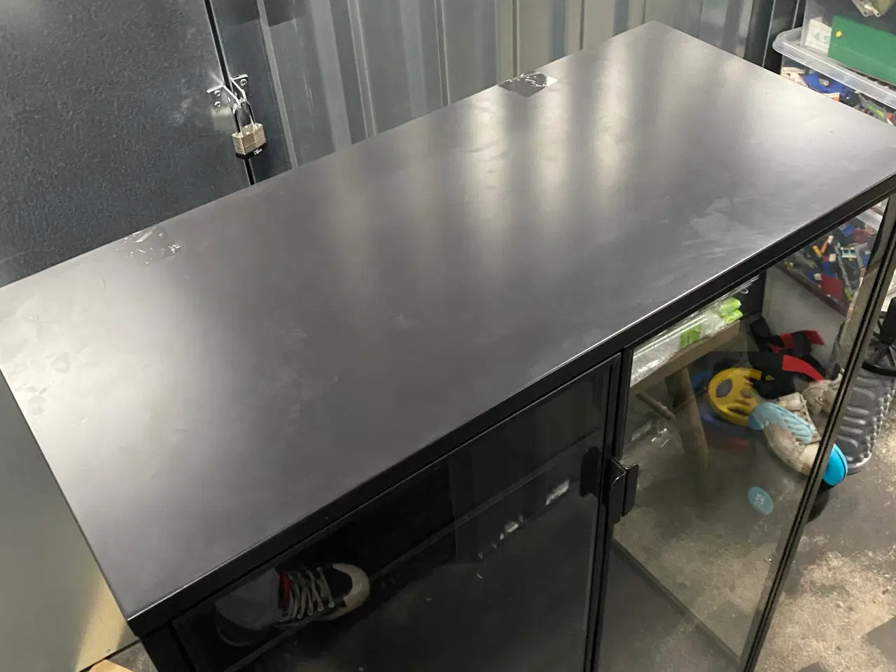 Billede 2 - IKEA skab i sort. Glas hylder og lys.