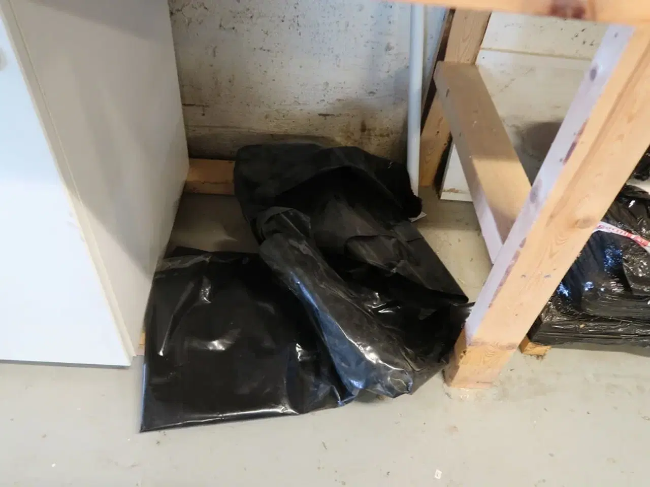 Billede 16 - Arbejdsbord med indhold