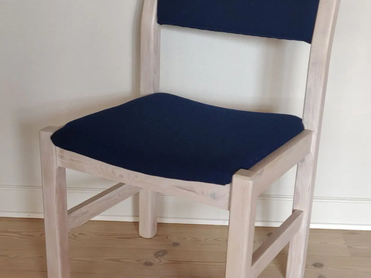 Billede 2 - Spisebord med stole