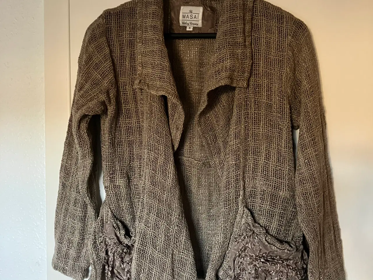 Billede 1 - Jakke fra Masai i S med spændende designet lommer