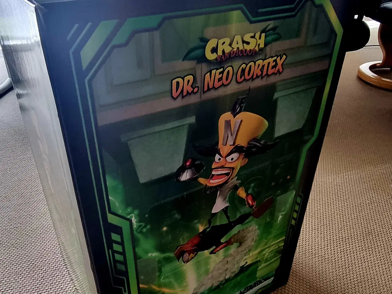 Billede 8 - Dr. Neo Cortex - 55 cm. høj. Original emballage 