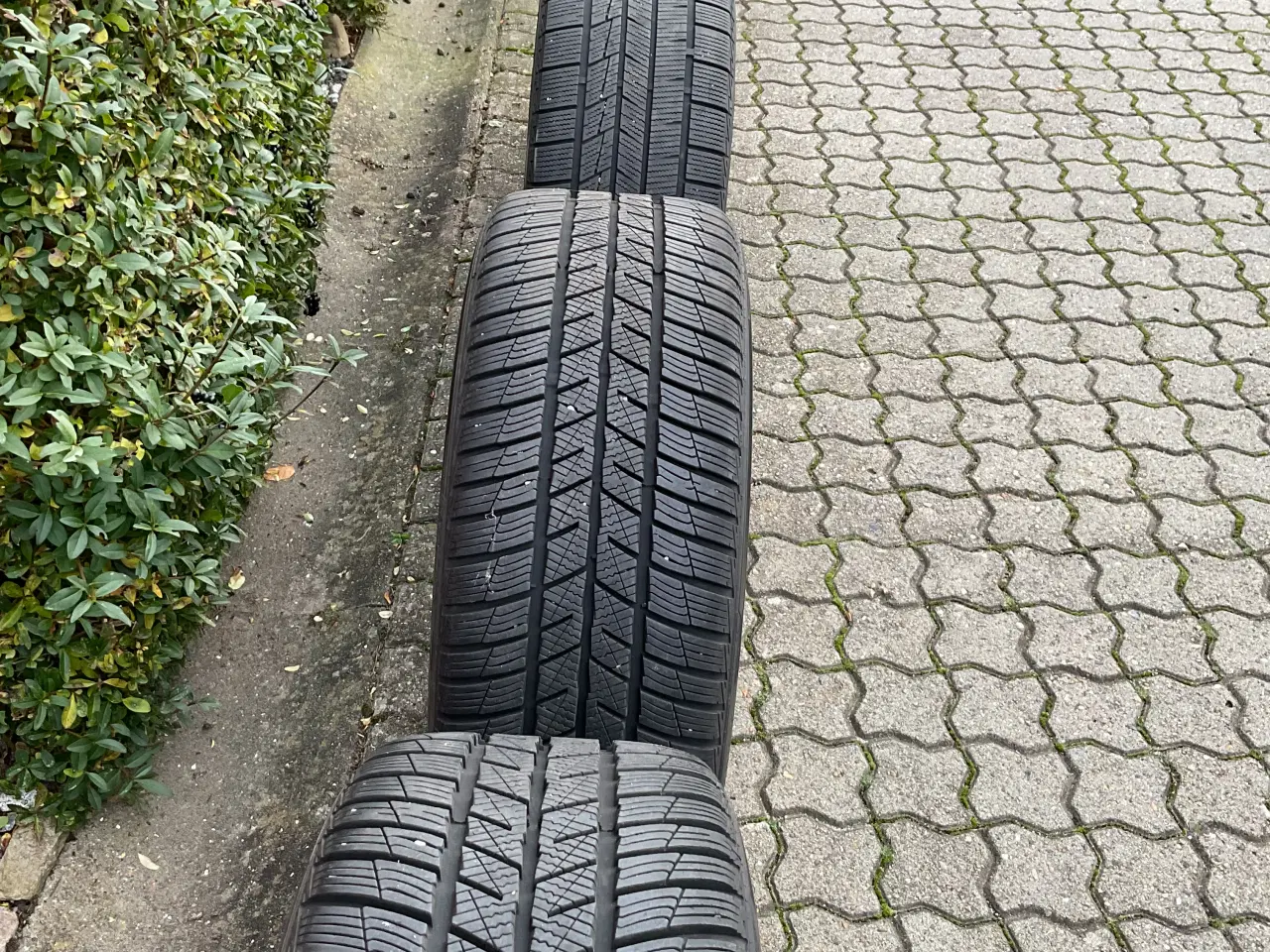 Billede 4 - Vinterdæk på fælge passer til Tesla Model 3   
