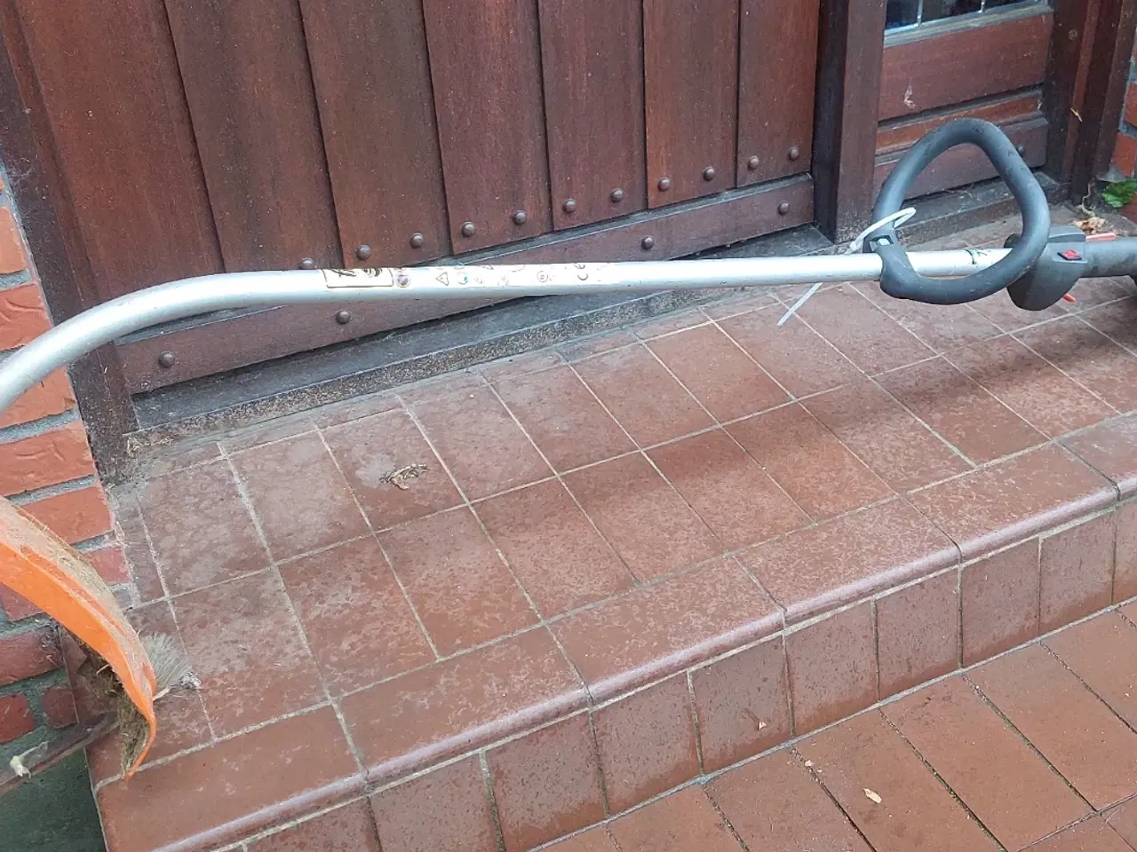 Billede 1 - Græstrimmer med benzinmotor. Husqvarna 122C sælges