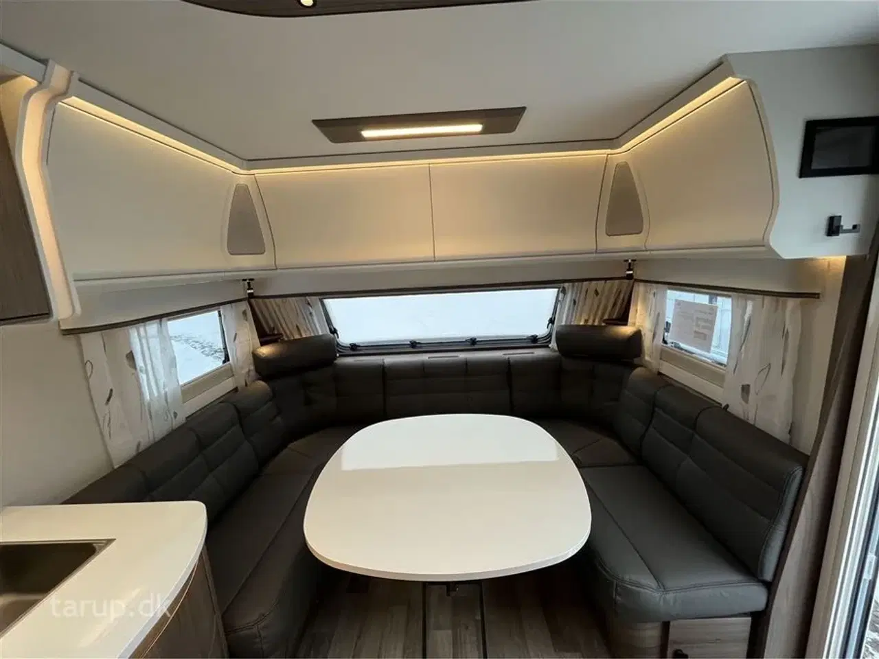 Billede 10 - 2026 - Kabe Ametist 560 GLE KS B2 PREMIUM LINE   enkeltsenge, udtræk til dobbeltseng, rundsiddegruppe i mørkegråt skind, ALDE centralvarme, vandbåren gulvvarme, stort kompressor køleskab