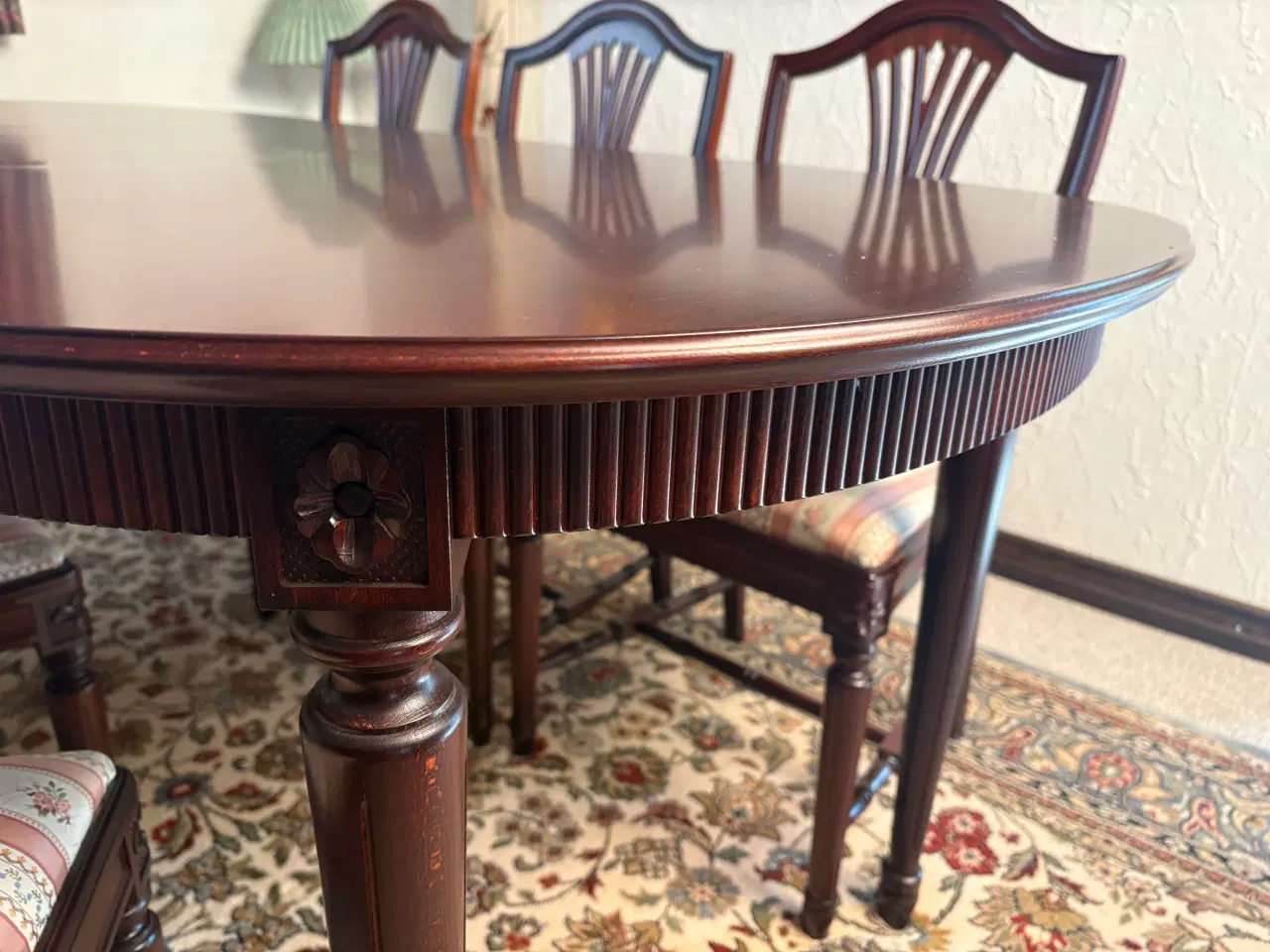 Billede 2 - Spisebord med 6 spisestue stole 