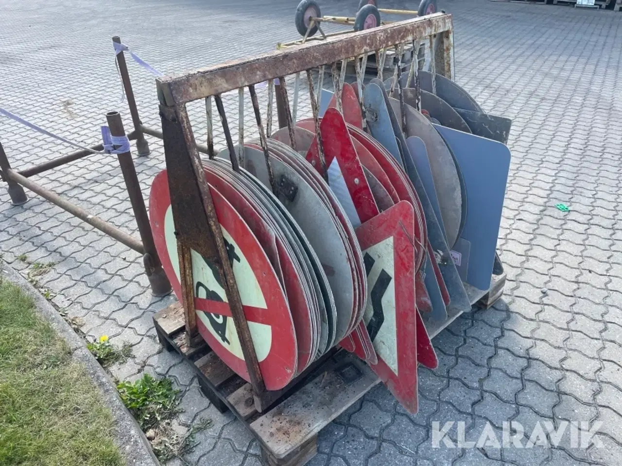 Billede 9 - Diverse vejskilte ca 64 styk med holder