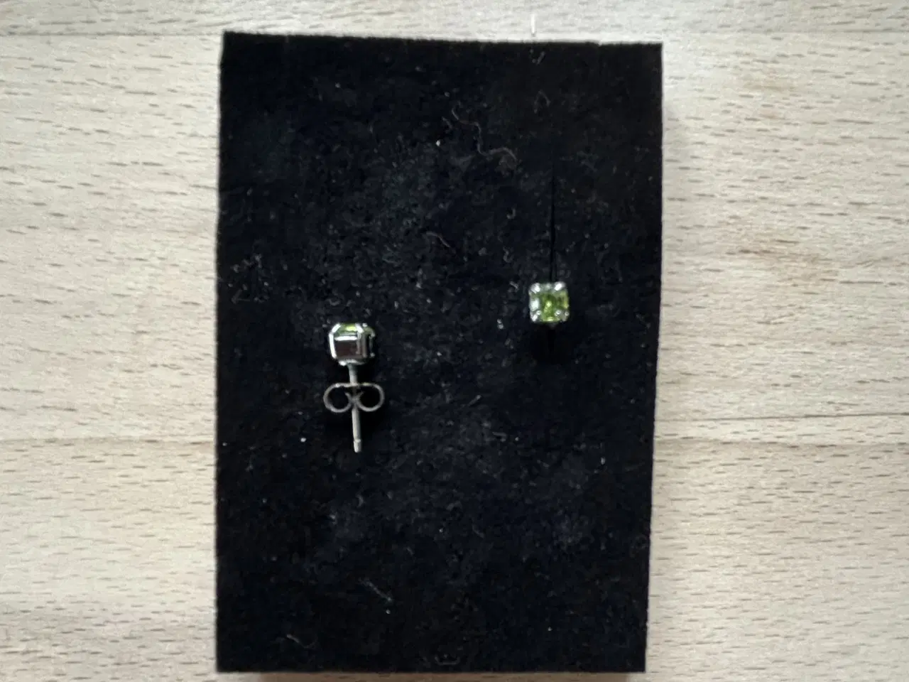 Billede 2 - Sølvørestikker. Oxideret sølv med grøn sten. 