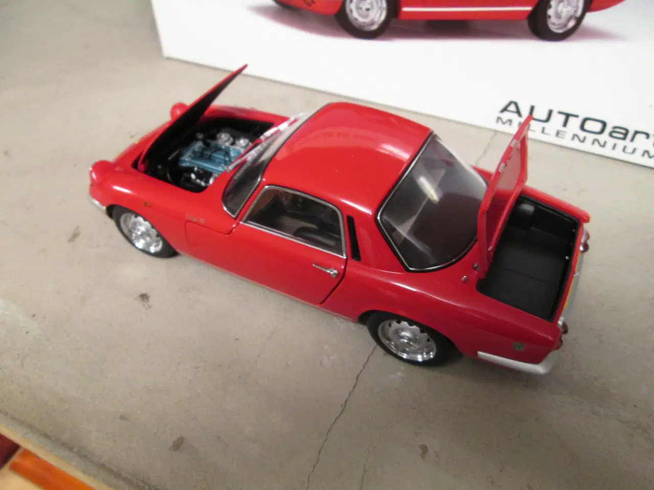 Billede 4 - Modelbil  1:18    Lotus Elan  Auto-art  