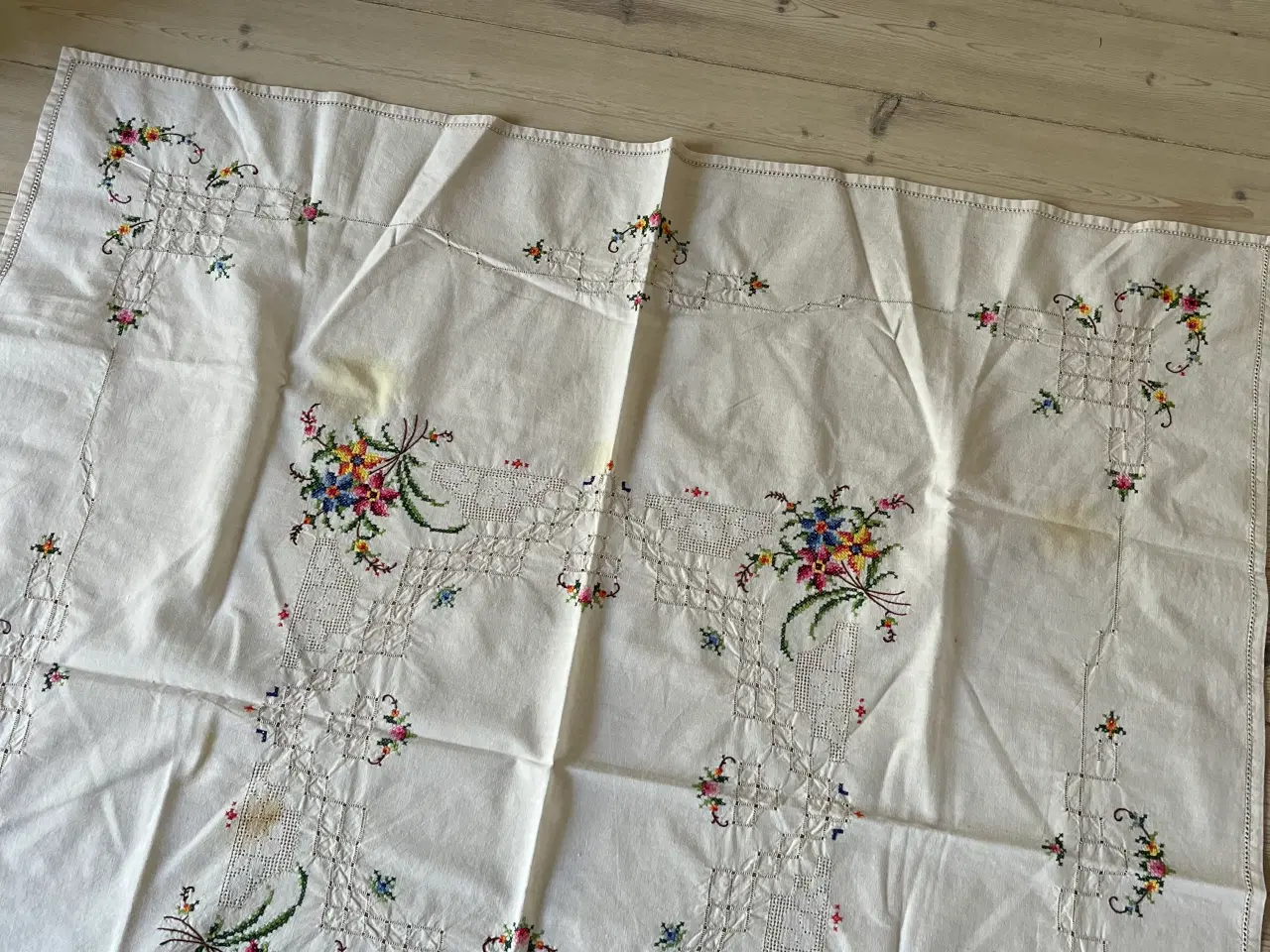 Billede 5 - Dug med broderi