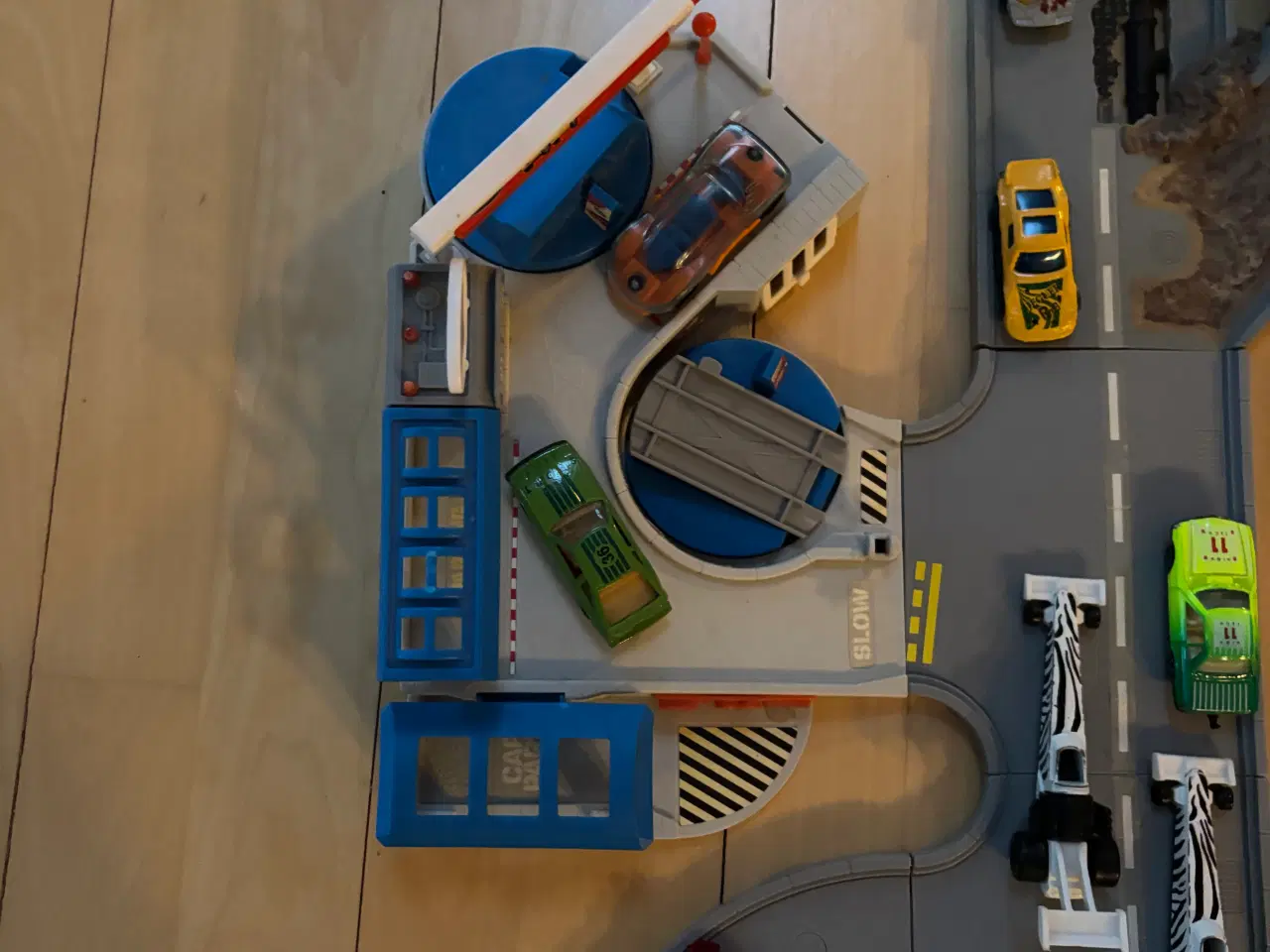 Billede 3 - McDonald’s Legetøjsbane med Masser af Biler