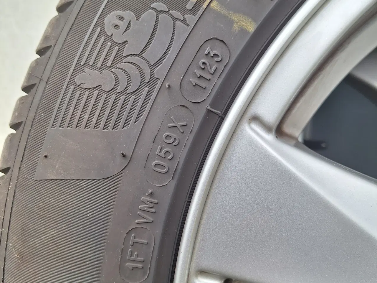 Billede 4 - Michelin sommerdæk på alu fælge, 16"