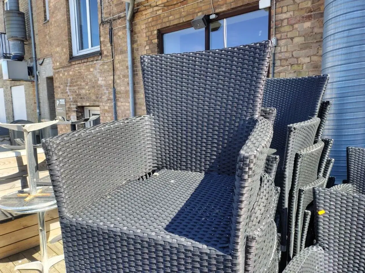 Billede 2 - Tolv stole med armlæn. Polyrattan