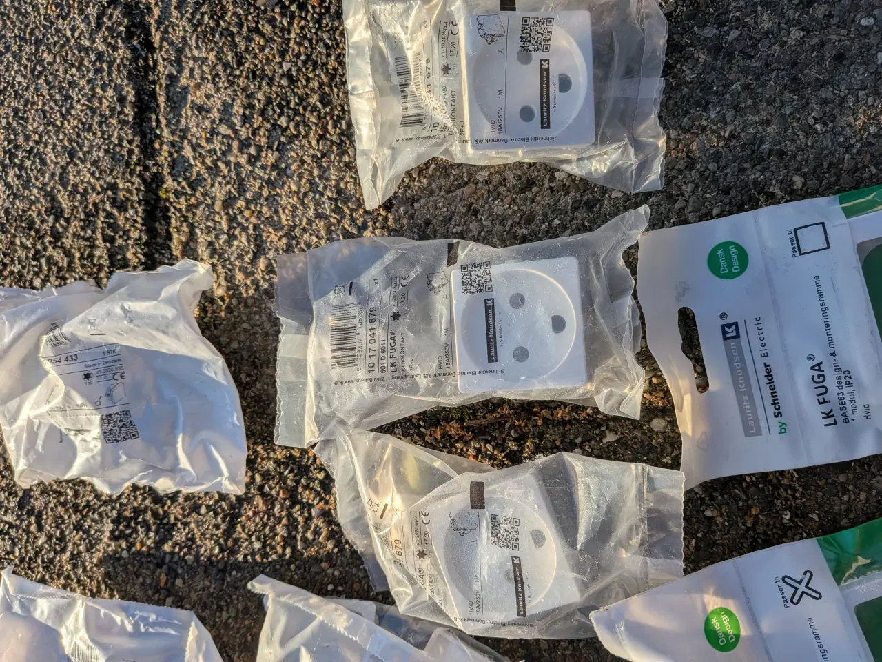 Billede 2 - Fuga stikkontakter og rammer ( hvide )