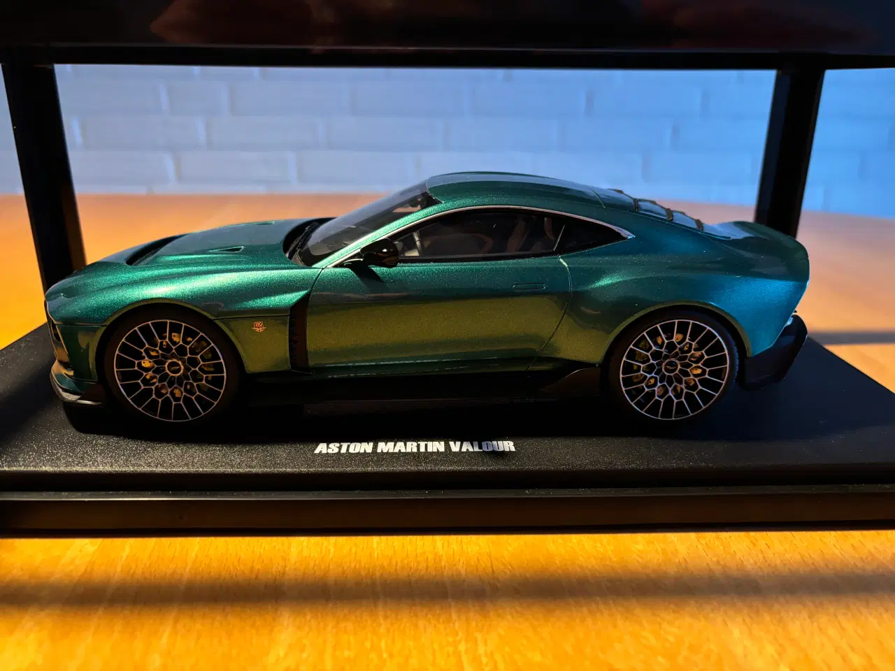 Billede 7 - Aston Martin Valour 1:18