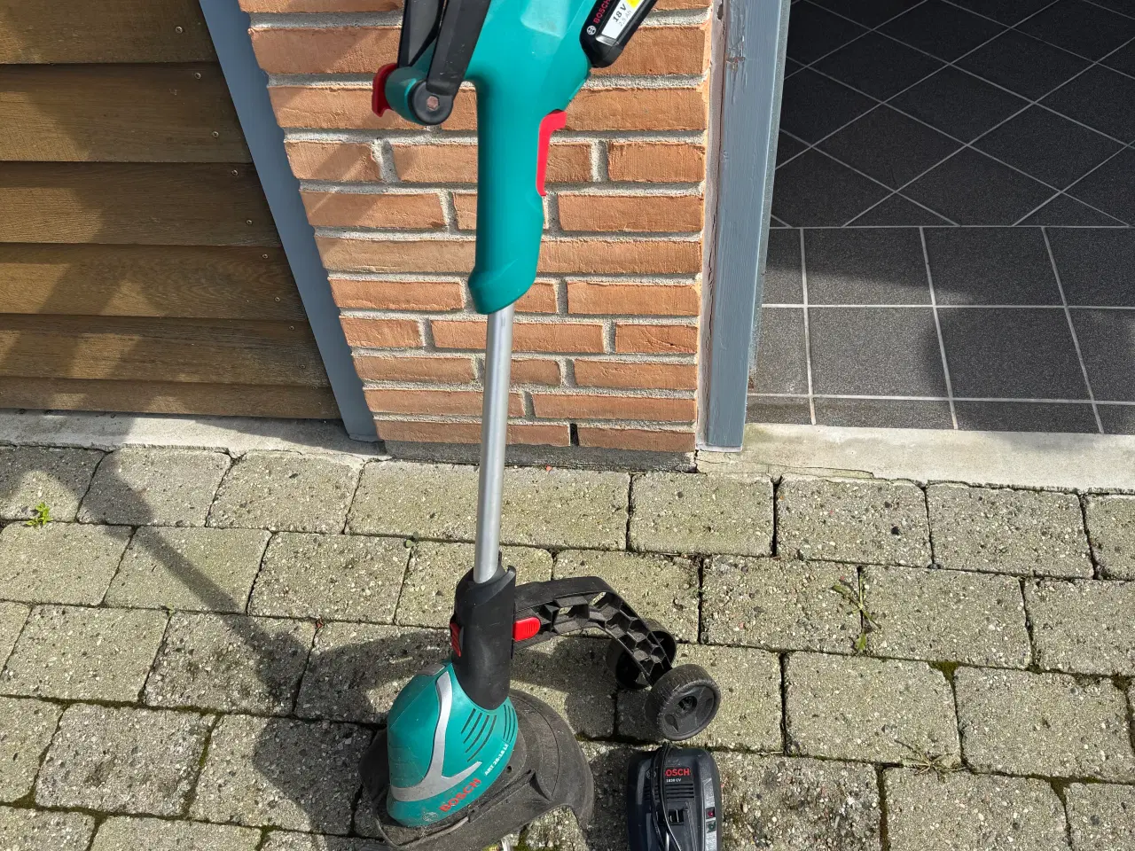 Billede 2 - Bosch Græstrimmer m. Batteri+oplader