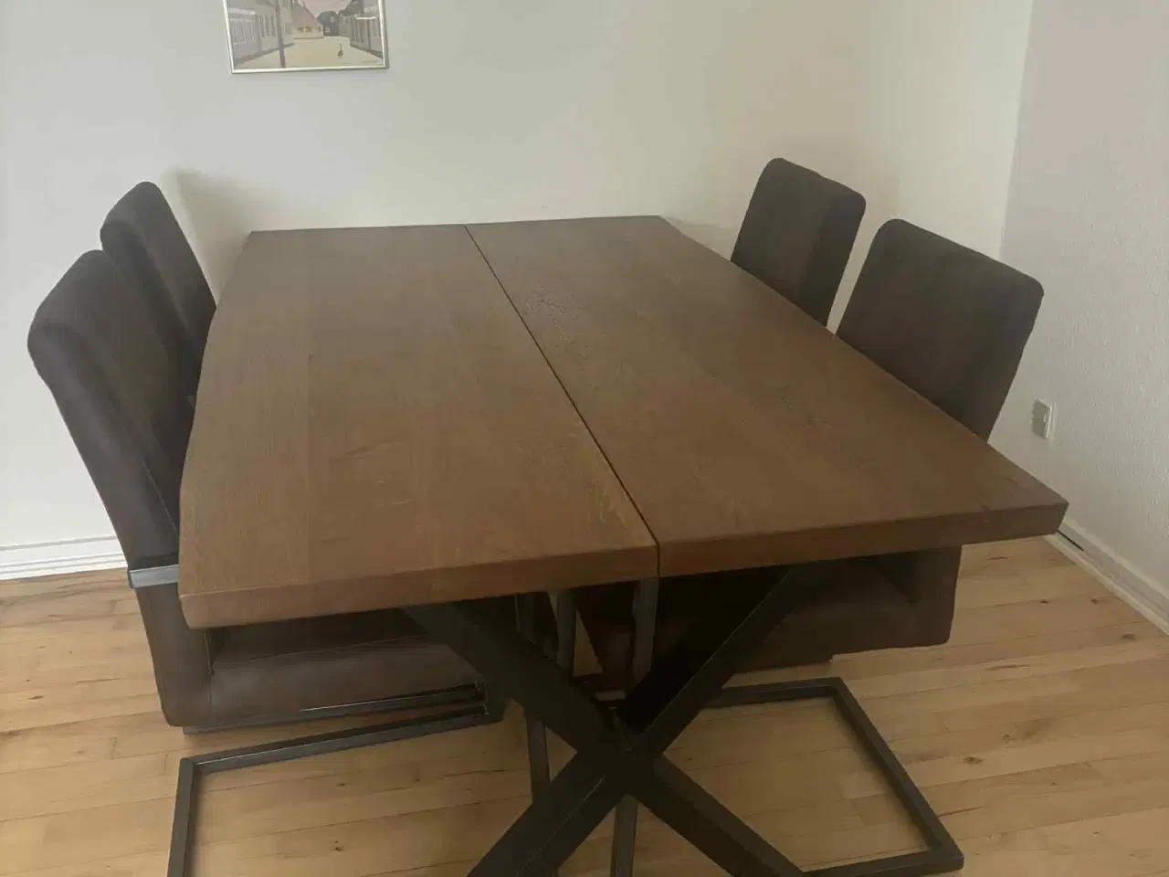 Billede 1 - Spisebord i massivt træ + Evedal lampe 